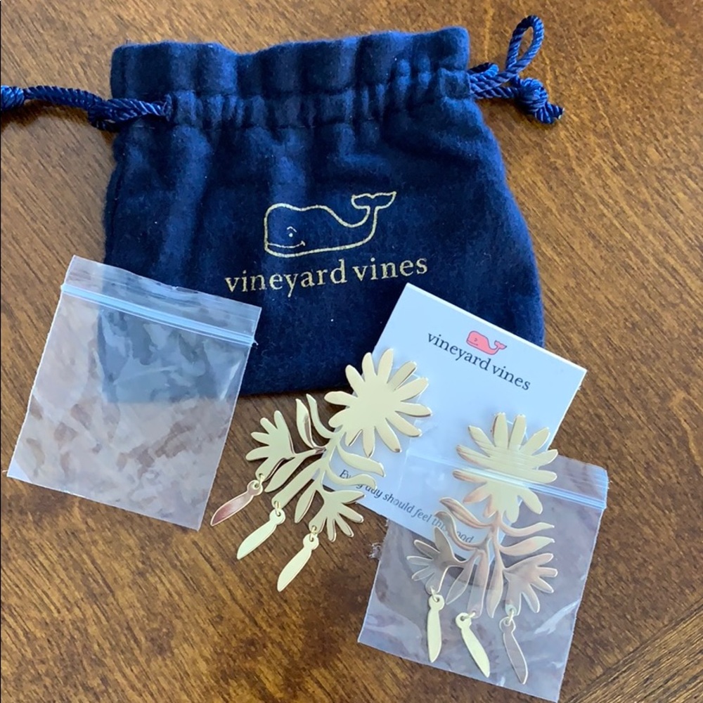 Vineyard Vines Gold Otomi Earrings